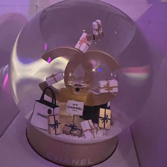 Authentic Chanel holiday snow globe. Purchased from Chanel - Picture 4 of 5